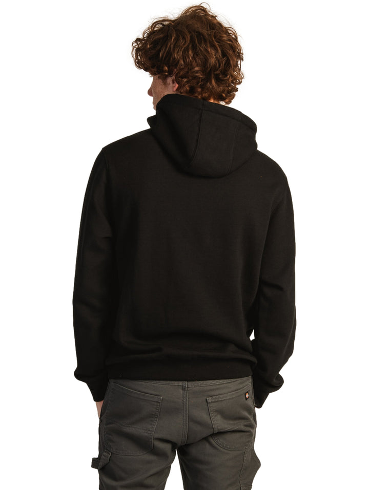 Hombre vistiendo una sudadera con capucha color negro de la marca Vans con bolsillo frontal.
