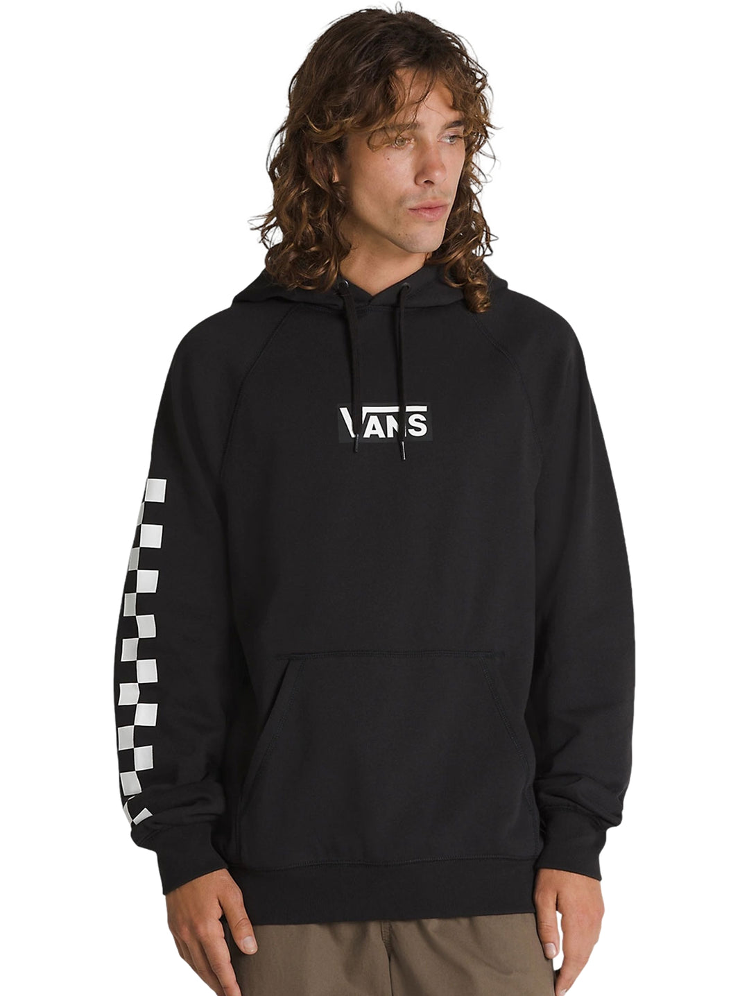 Sudadera con capucha color negro con estampado de cuadros blancos en la manga y logo VANS en el pecho.