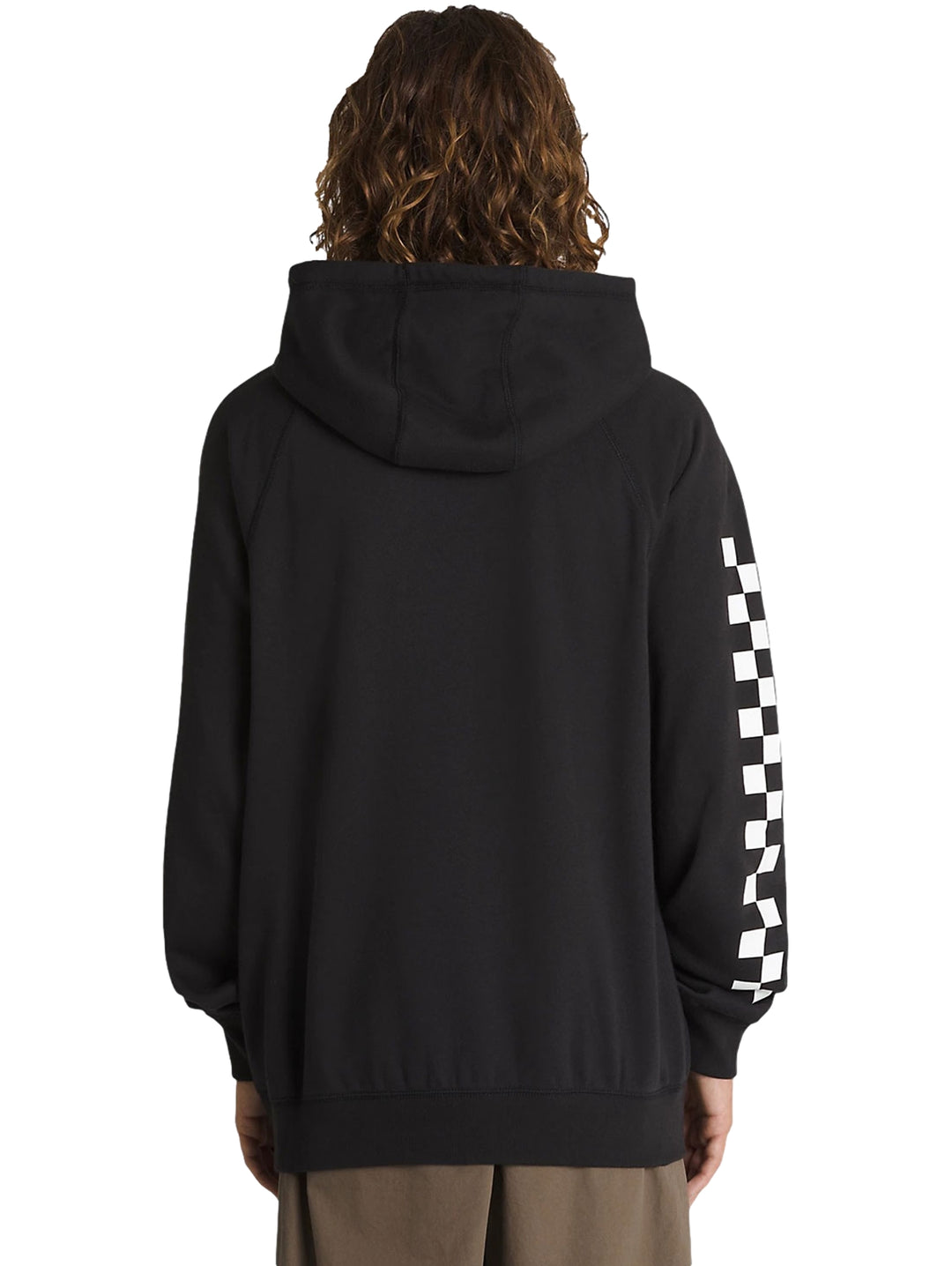 Sudadera con capucha color negro con estampado de cuadros blancos en la manga y logo VANS en el pecho.