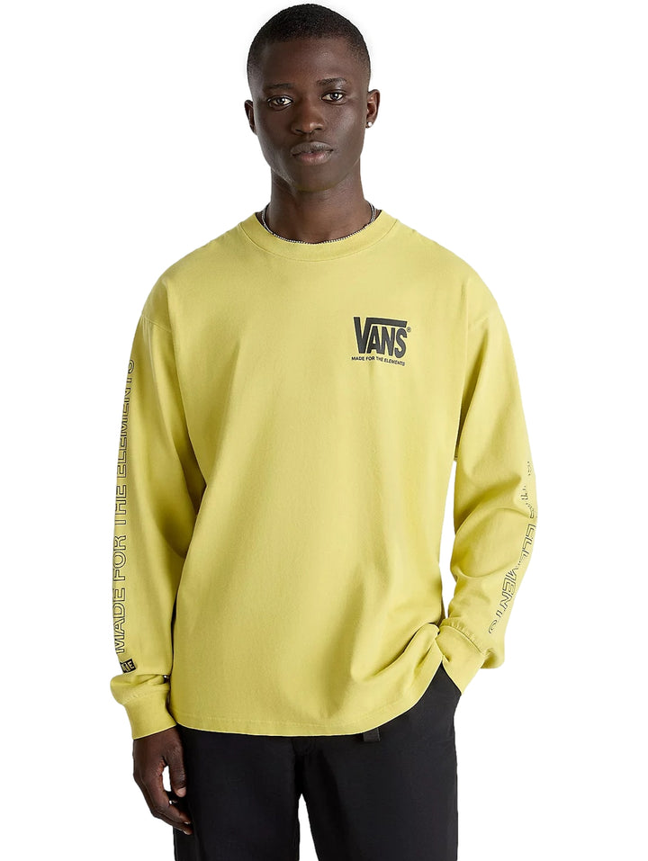 Hombre vistiendo camiseta de manga larga color oliva con logotipos de VANS en negro.