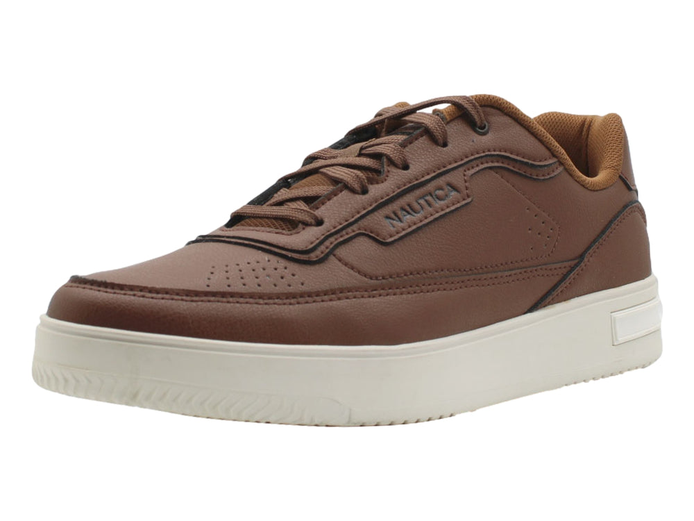 Tenis Nautica color café cognac con suela blanca y agujetas a juego.