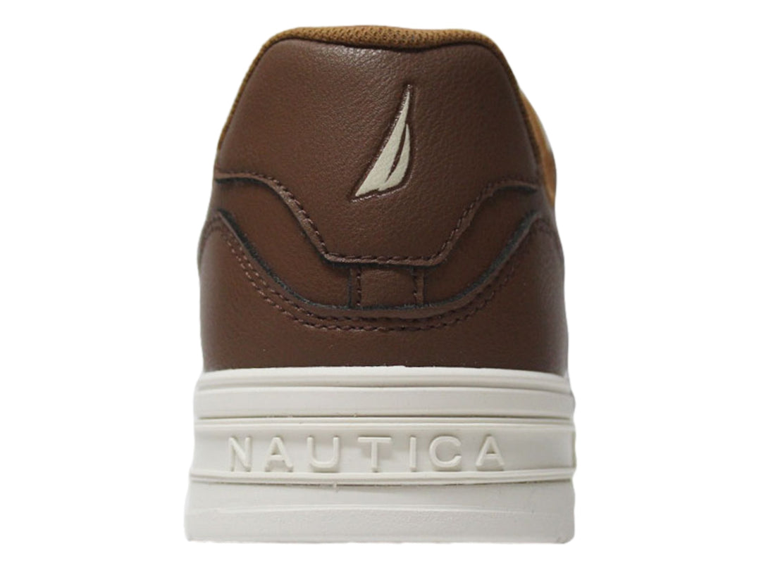 Tenis Nautica color café cognac con suela blanca y agujetas a juego.