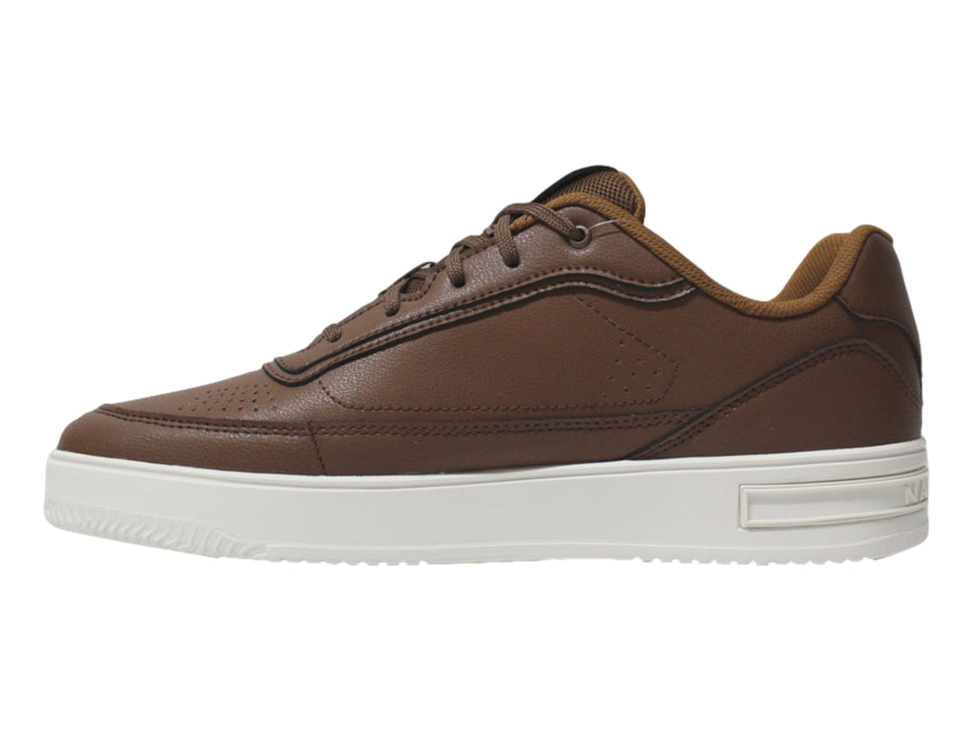 Tenis Nautica color café cognac con suela blanca y agujetas a juego.