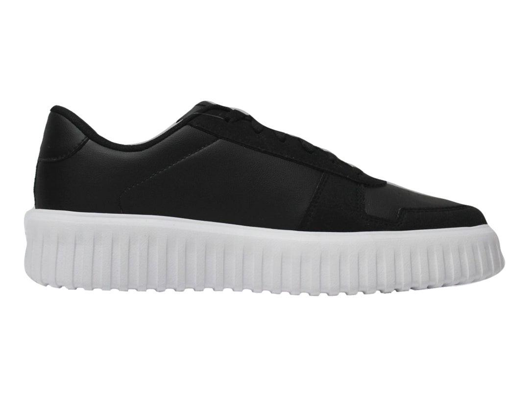 Tenis Nautica color negro con suela plataforma blanca y textura mate.