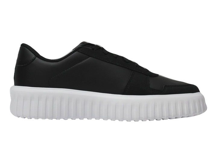 Tenis Nautica color negro con suela plataforma blanca y textura mate.