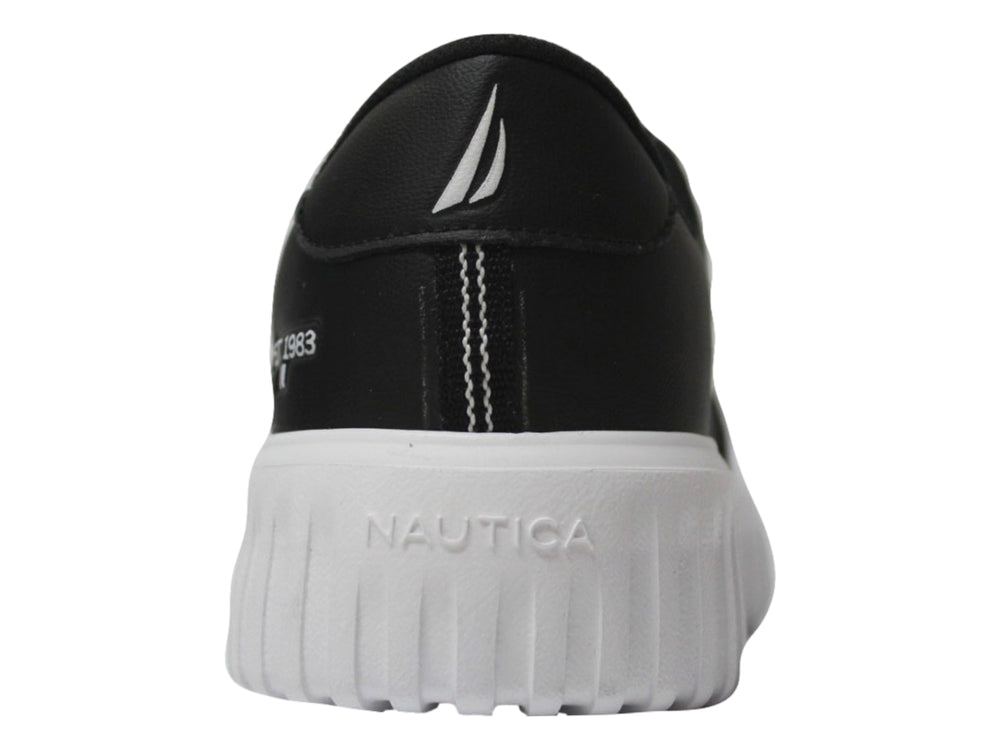 Tenis Nautica color negro con suela plataforma blanca y textura mate.