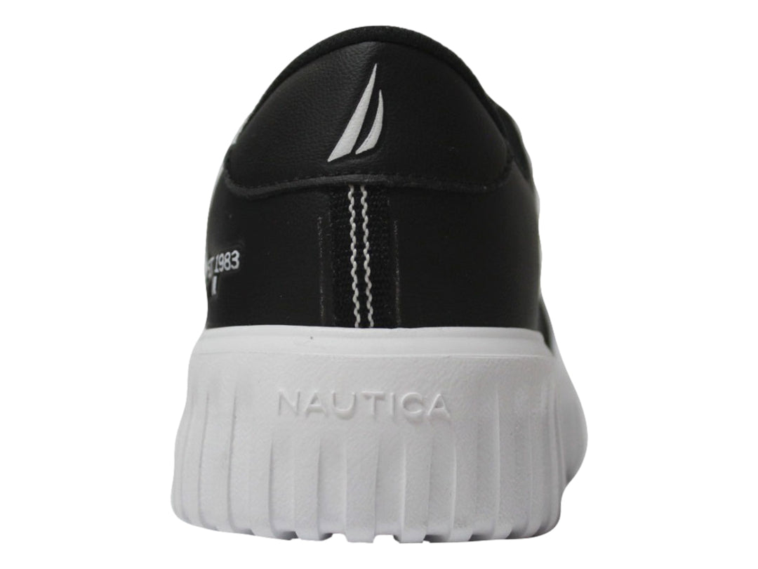 Tenis Nautica color negro con suela plataforma blanca y textura mate.