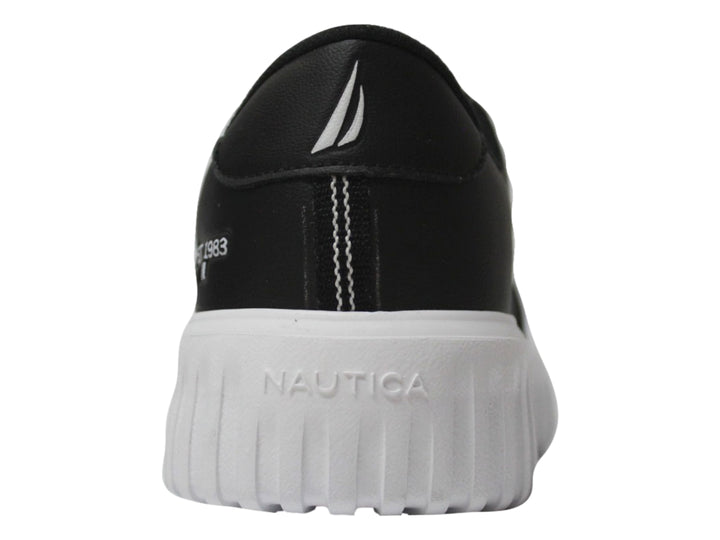 Tenis Nautica color negro con suela plataforma blanca y textura mate.
