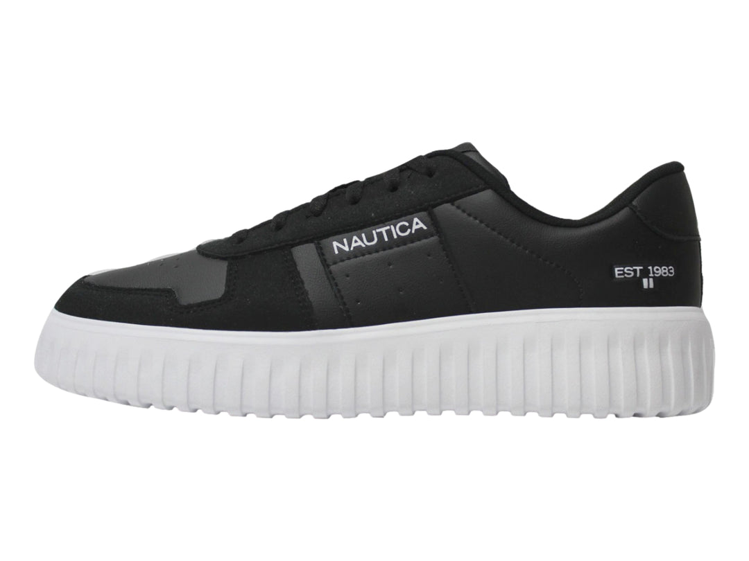 Tenis Nautica color negro con suela plataforma blanca y textura mate.