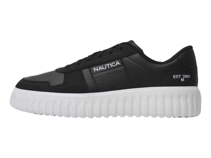 Tenis Nautica color negro con suela plataforma blanca y textura mate.