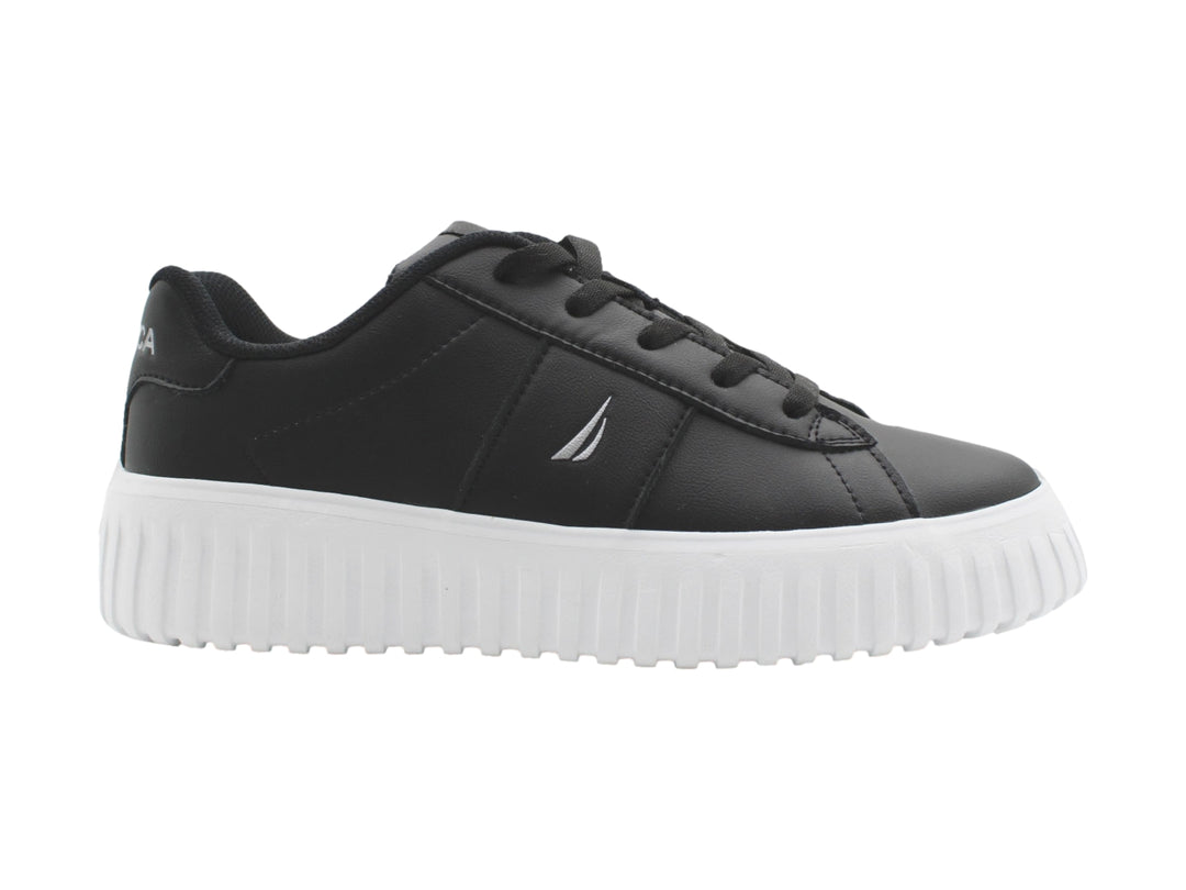 Tenis Nautica color negro con suela de plataforma blanca y diseño dentado.