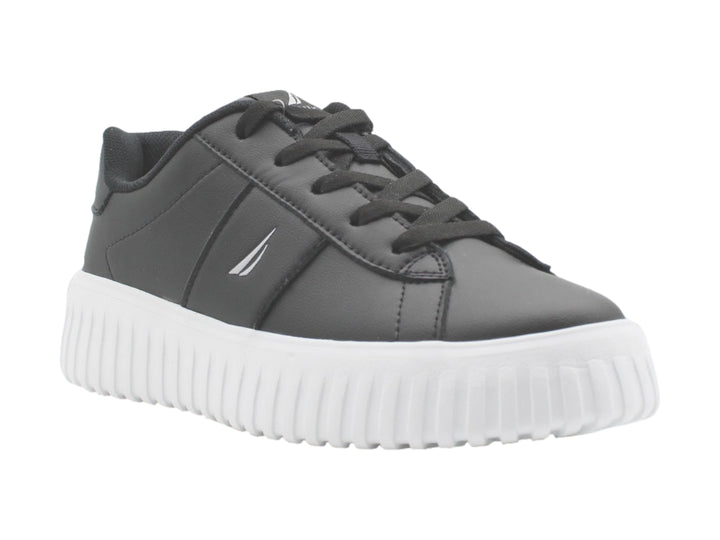 Tenis Nautica color negro con suela de plataforma blanca y diseño dentado.