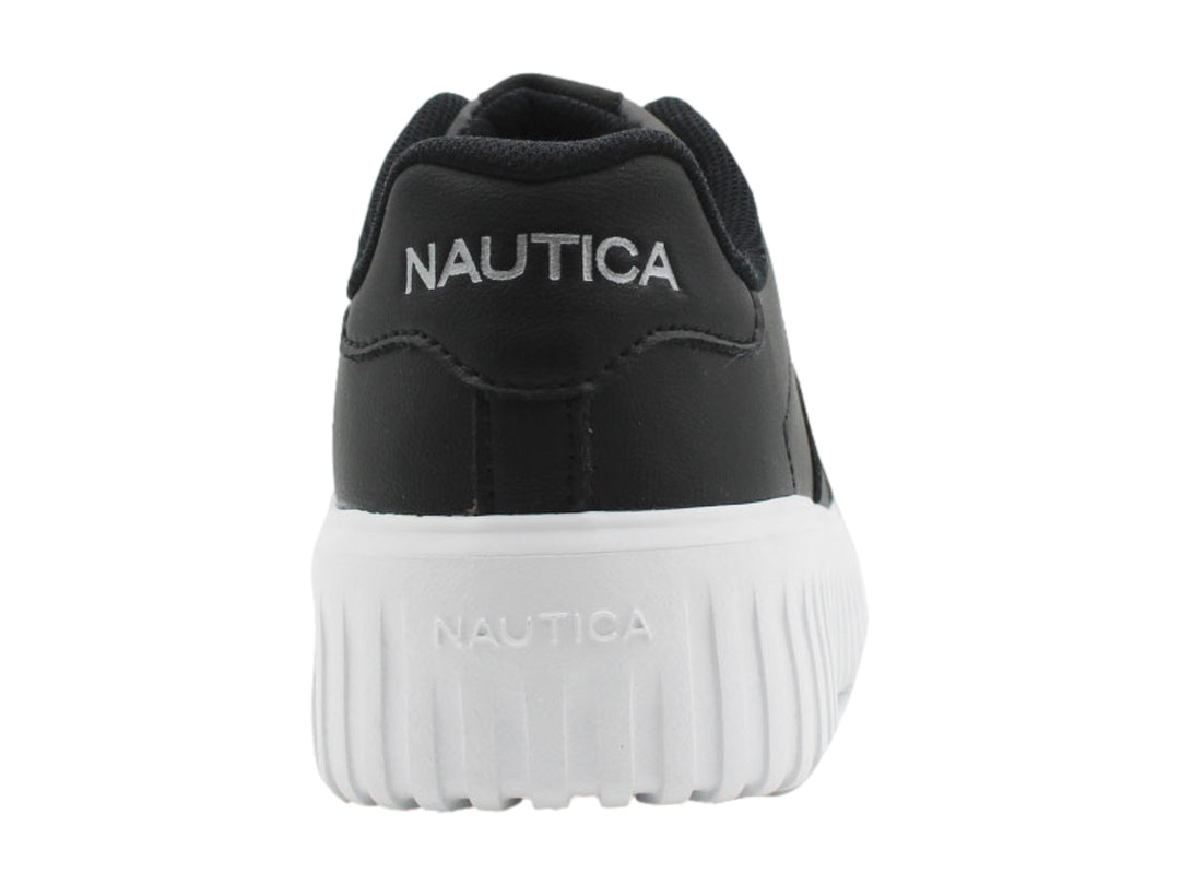 Tenis Nautica color negro con suela de plataforma blanca y diseño dentado.