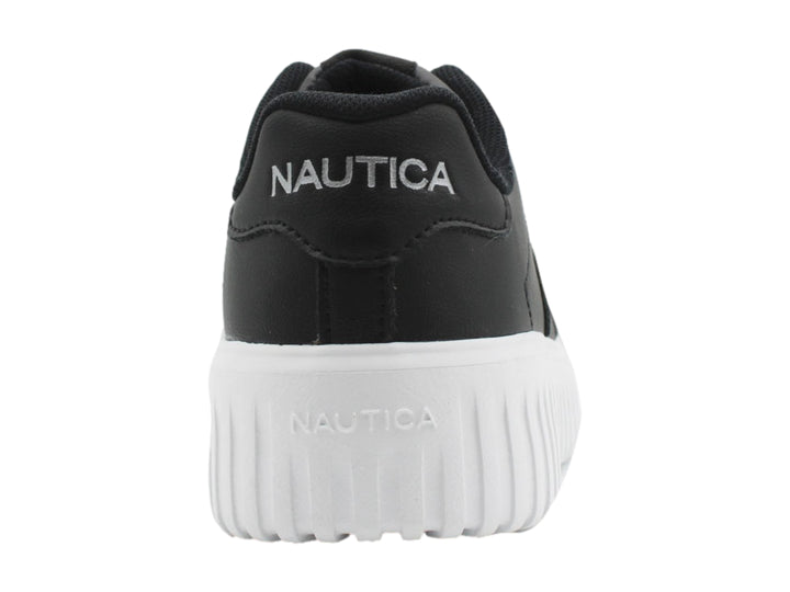 Tenis Nautica color negro con suela de plataforma blanca y diseño dentado.