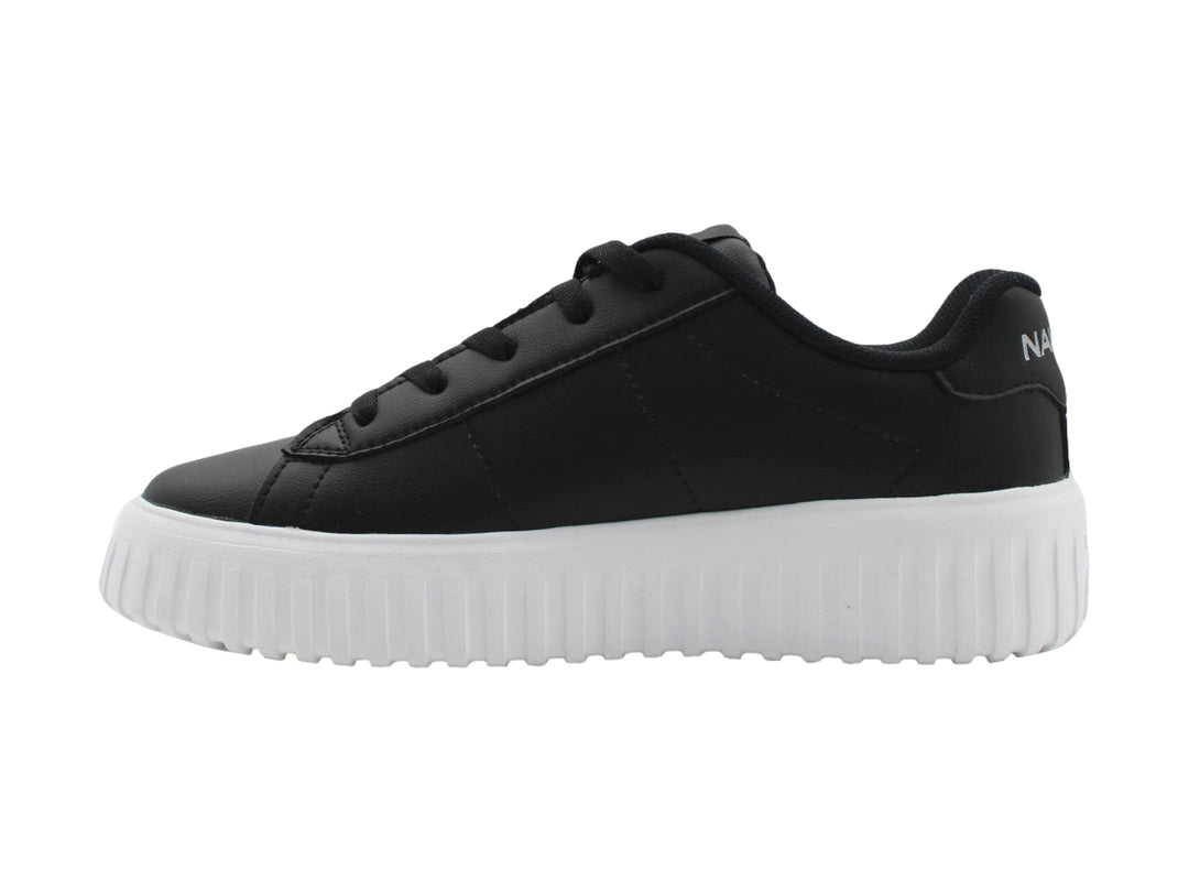 Tenis Nautica color negro con suela de plataforma blanca y diseño dentado.