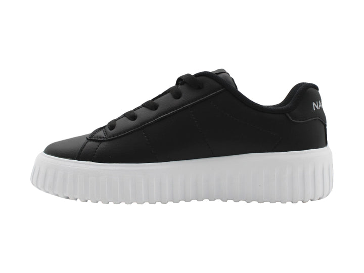 Tenis Nautica color negro con suela de plataforma blanca y diseño dentado.