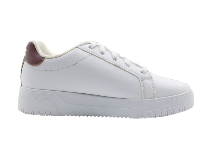 Tenis blancos Nautica con detalle guinda en el talón y suela blanca.