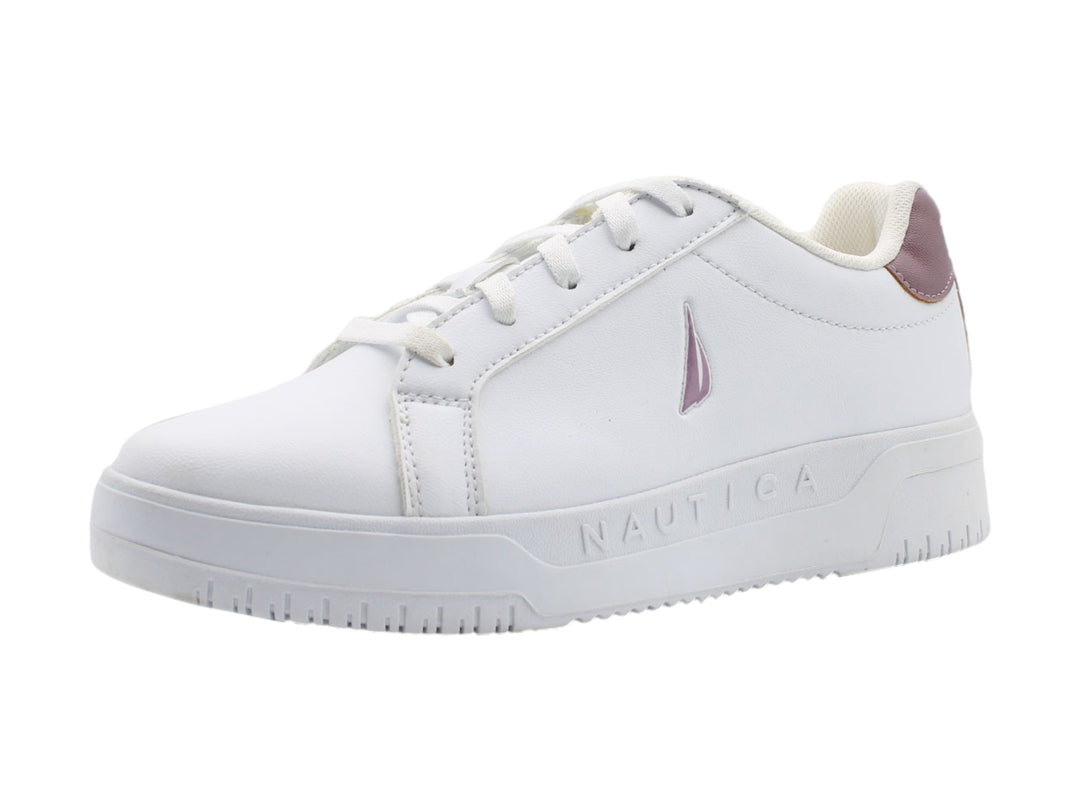 Tenis blancos Nautica con detalle guinda en el talón y suela blanca.