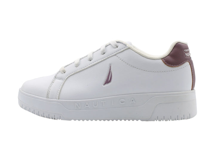 Tenis blancos Nautica con detalle guinda en el talón y suela blanca.