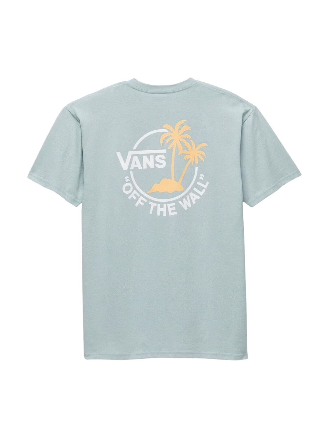 Hombre vistiendo playera Vans de color gris claro con un pequeño logotipo en el pecho.