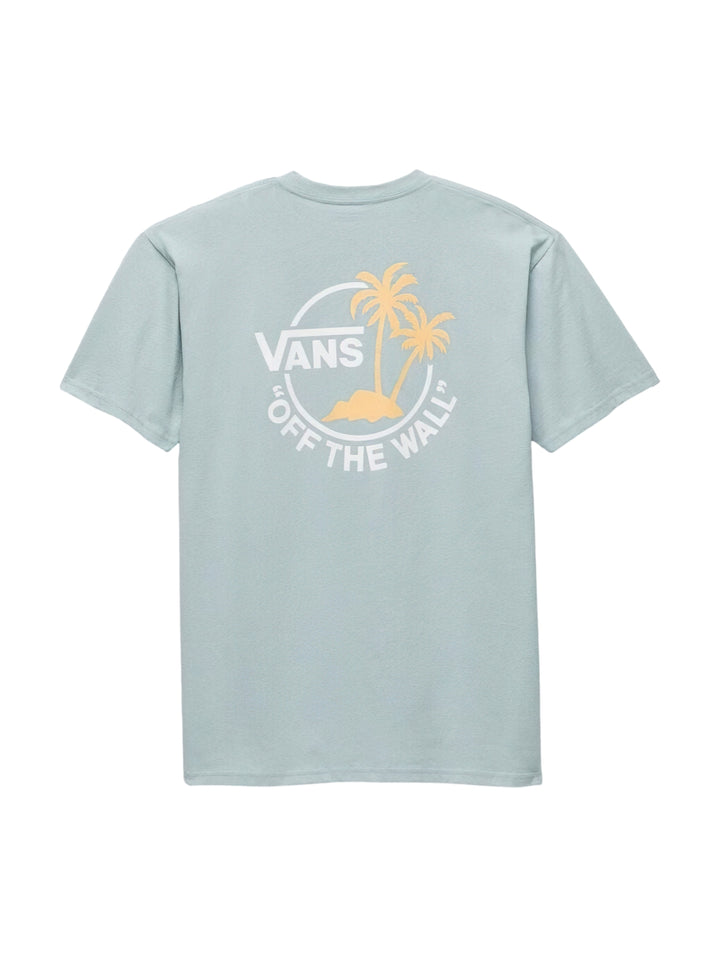 Hombre vistiendo playera Vans de color gris claro con un pequeño logotipo en el pecho.