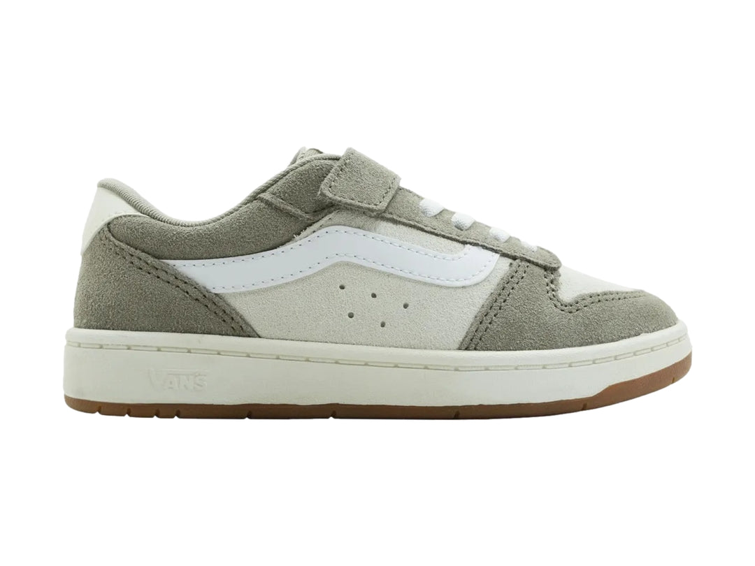 Tenis Vans Ryland LS V color gris Moon Rock y blanco con suela color café.