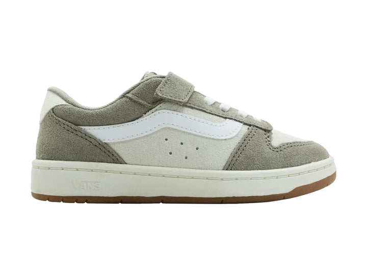 Tenis Vans Ryland LS V color gris Moon Rock y blanco con suela color café.