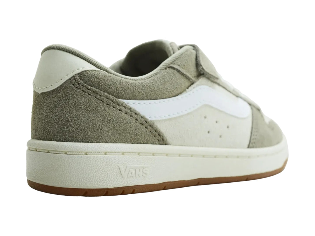 Tenis Vans Ryland LS V color gris Moon Rock y blanco con suela color café.