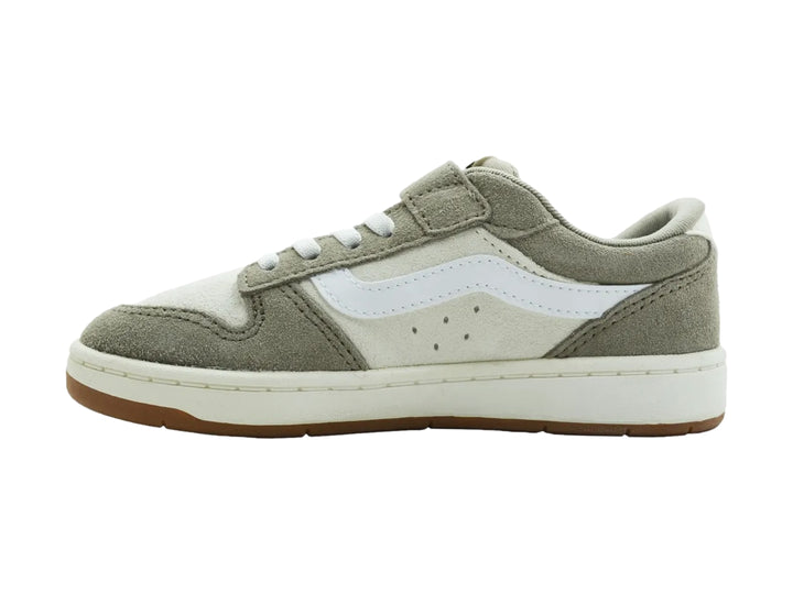 Tenis Vans Ryland LS V color gris Moon Rock y blanco con suela color café.