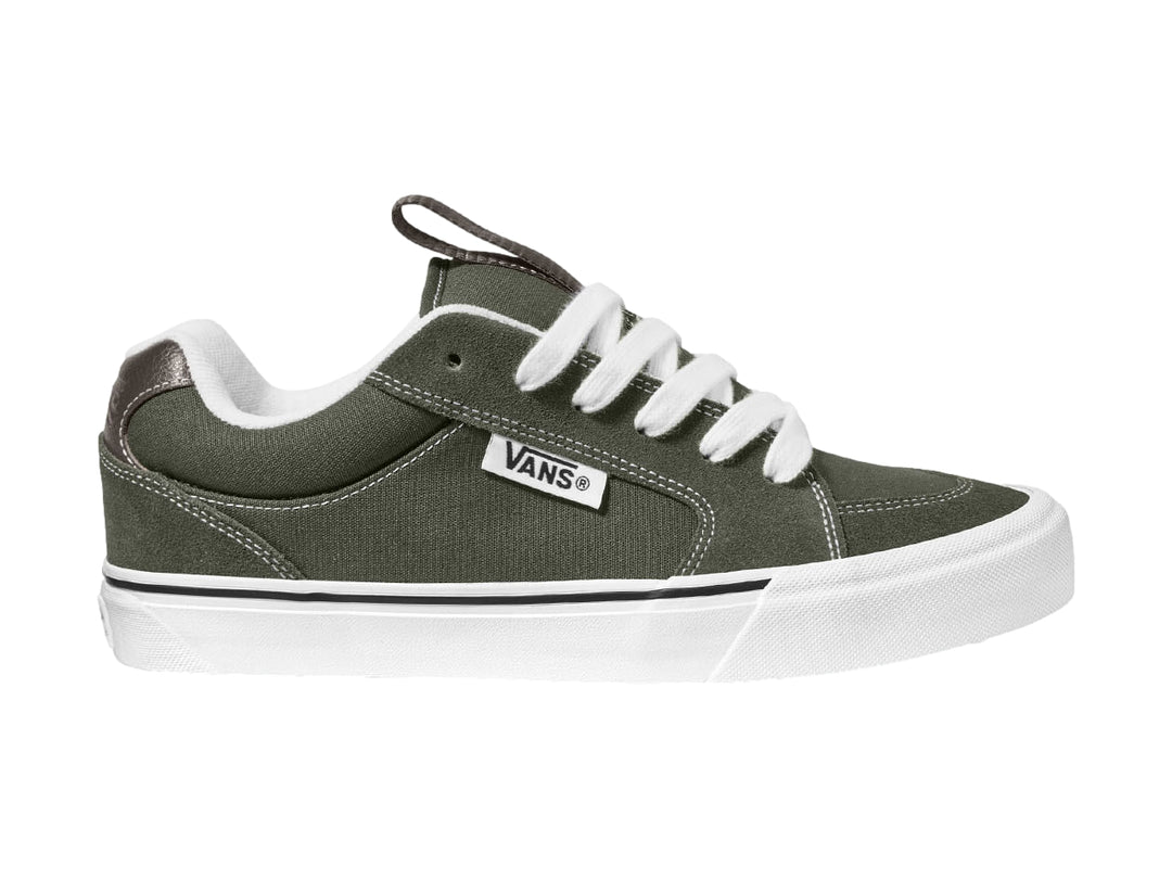 Tenis Vans color oliva con cordones y suela blanca, vista lateral.