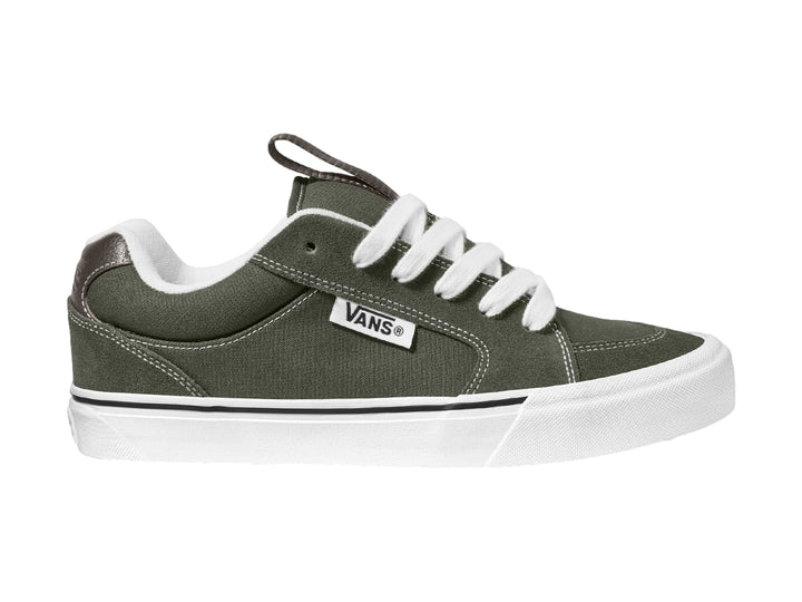 Tenis Vans color oliva con cordones y suela blanca, vista lateral.
