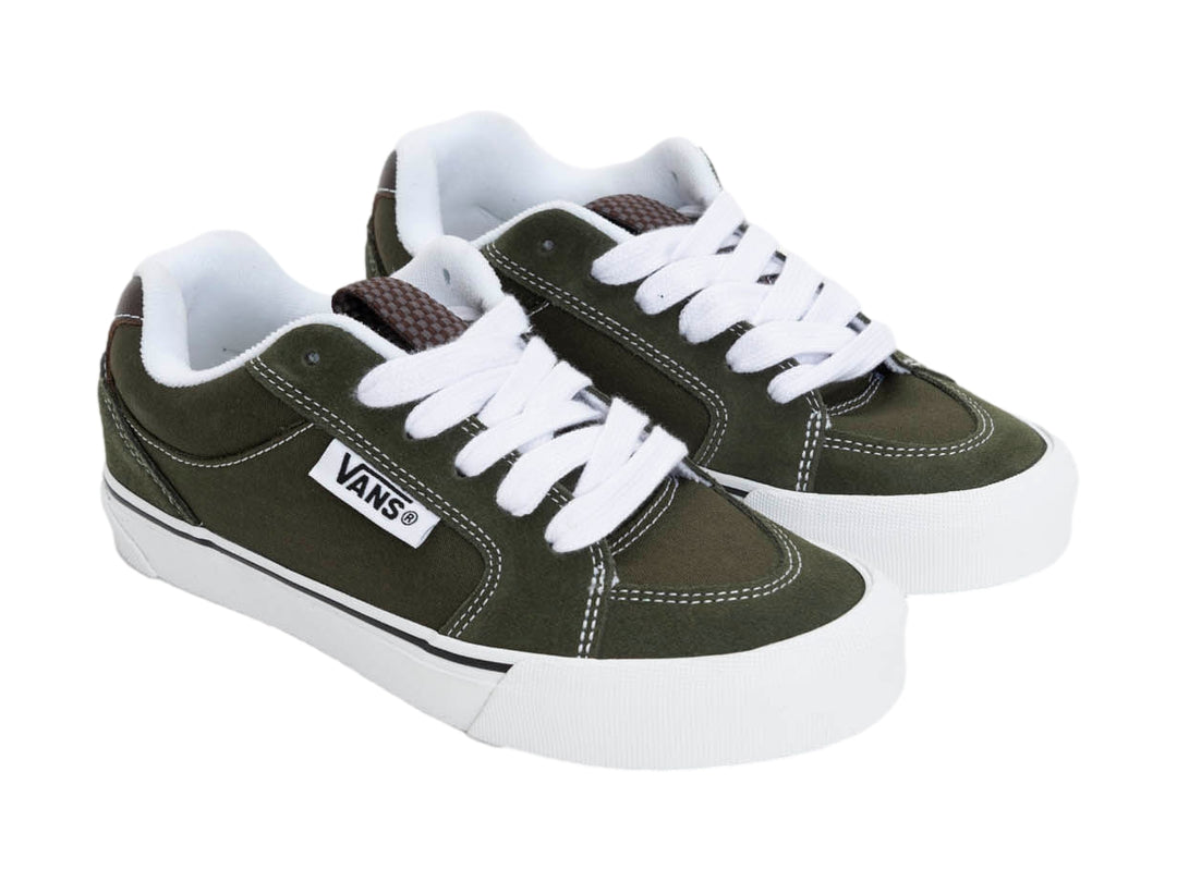 Tenis Vans color oliva con cordones y suela blanca, vista lateral.