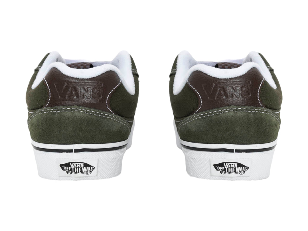Tenis Vans color oliva con cordones y suela blanca, vista lateral.