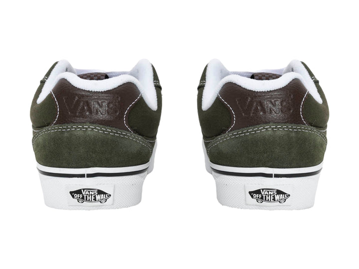 Tenis Vans color oliva con cordones y suela blanca, vista lateral.
