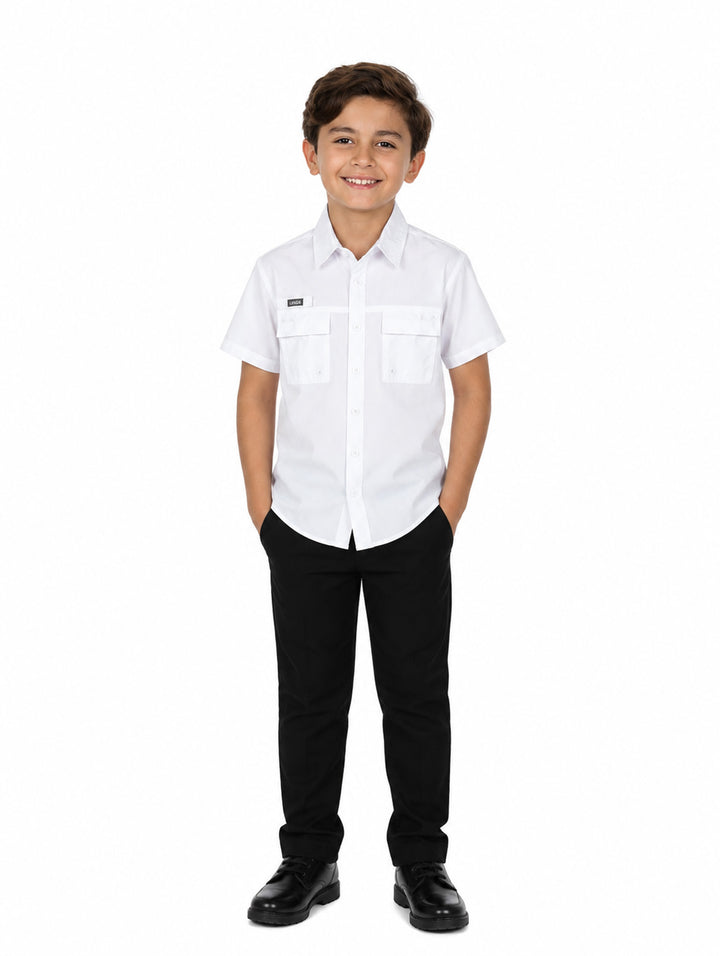 Niño con camisa blanca de manga corta y pantalones negros sobre fondo blanco.