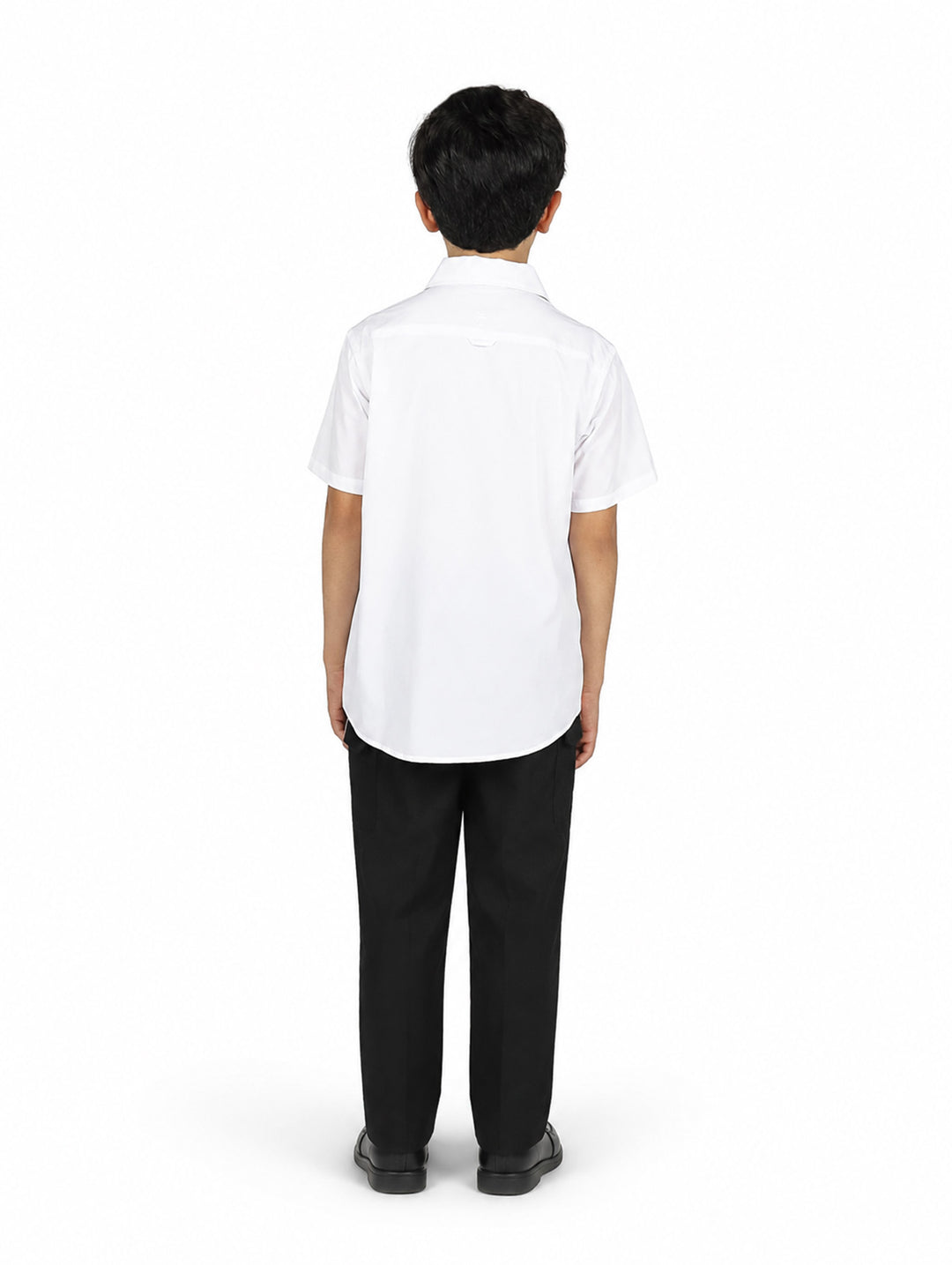 Niño con camisa blanca de manga corta y pantalones negros sobre fondo blanco.