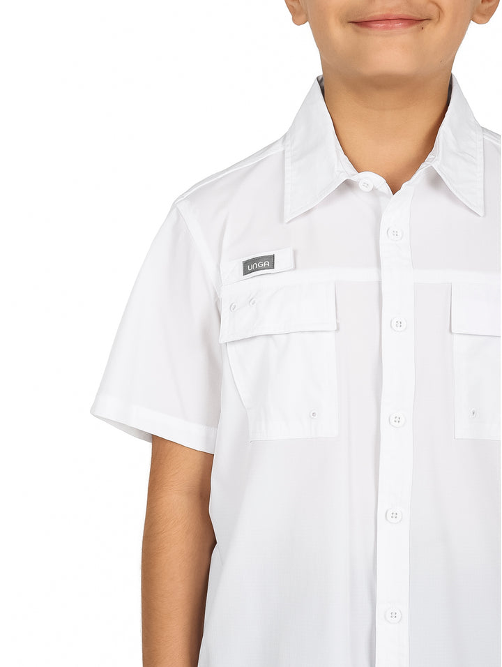 Ni�o con camisa blanca de manga corta y pantalones negros sobre fondo blanco.