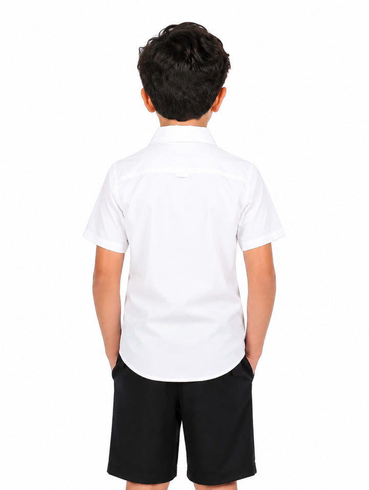 Niño vistiendo una camisa outdoor de color blanco con manga corta y dos bolsillos frontales.