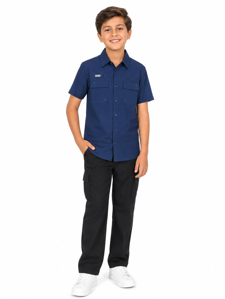 Niño vistiendo camisa outdoor de manga corta color azul navy con bolsillos frontales y cuello.
