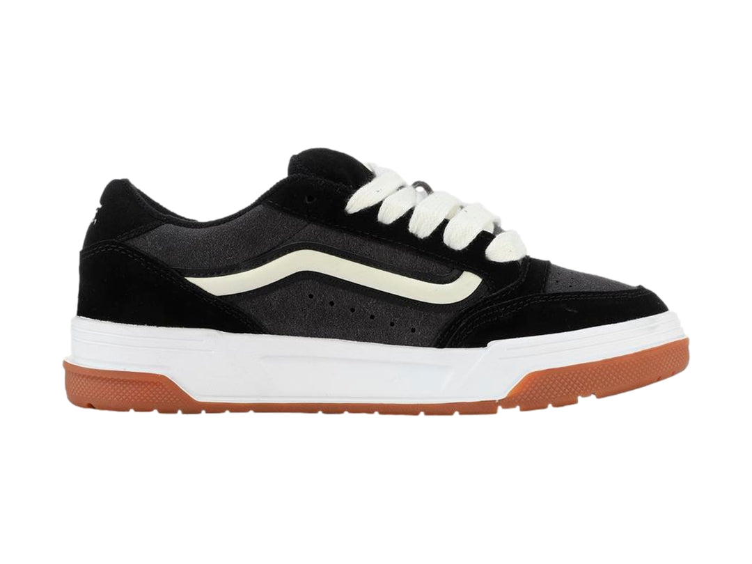 Tenis VANS color negro con suela blanca y café, detalles en blanco y agujetas blancas.