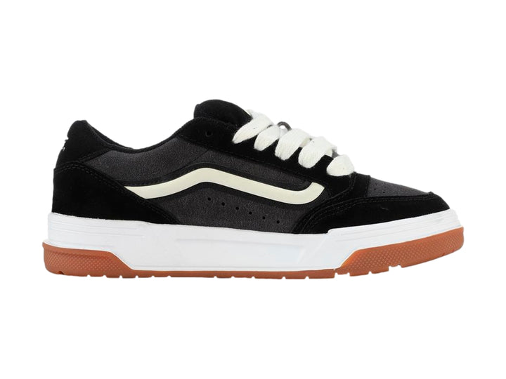 Tenis VANS color negro con suela blanca y café, detalles en blanco y agujetas blancas.