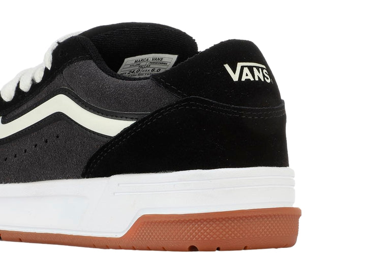 Tenis VANS color negro con suela blanca y café, detalles en blanco y agujetas blancas.