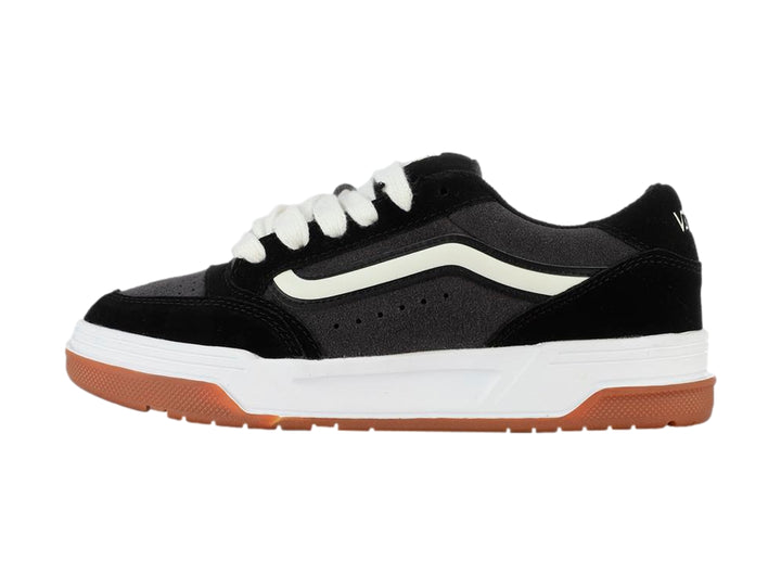 Tenis VANS color negro con suela blanca y café, detalles en blanco y agujetas blancas.