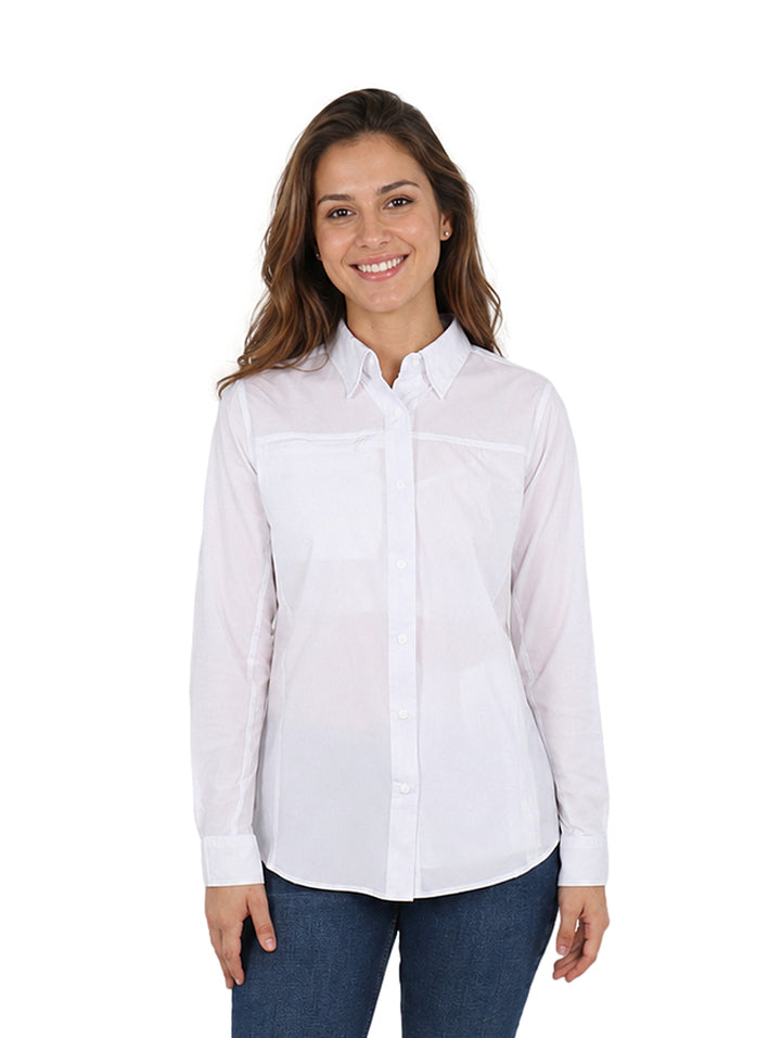 Mujer vistiendo una camisa blanca de manga larga con cuello y botones frontales sobre un fondo blanco.
