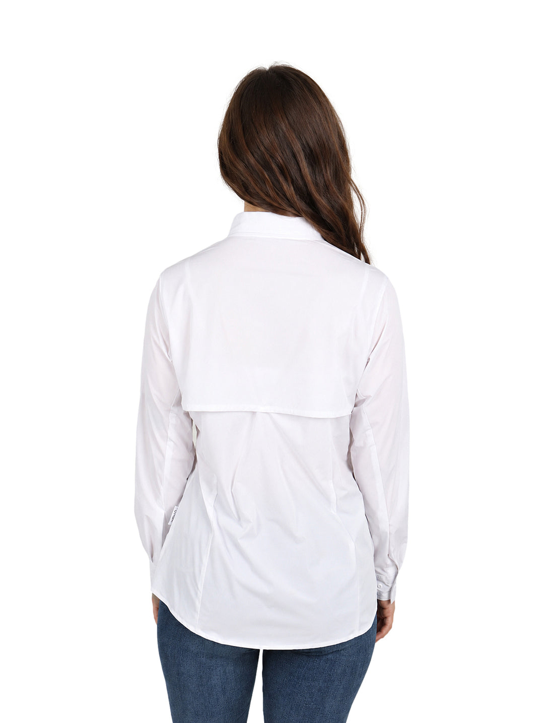 Mujer vistiendo una camisa blanca de manga larga con cuello y botones frontales sobre un fondo blanco.
