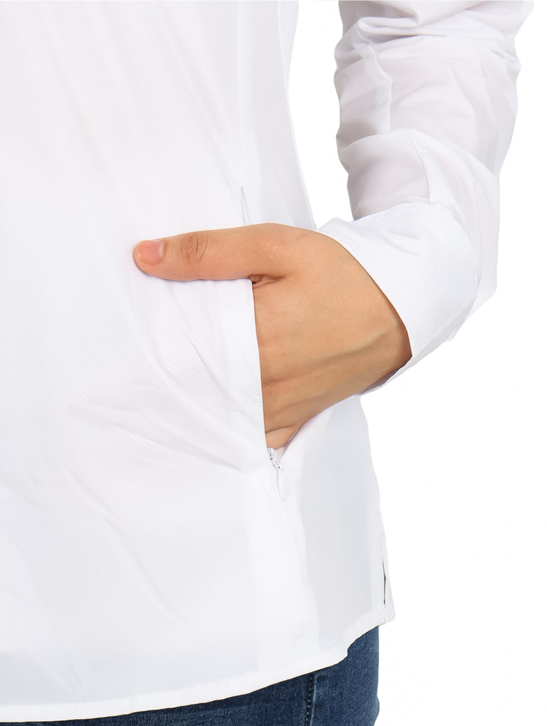 Mujer vistiendo una camisa blanca de manga larga con cuello y botones frontales sobre un fondo blanco.