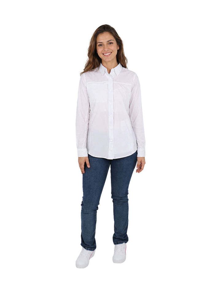 Mujer vistiendo una camisa blanca de manga larga con cuello y botones frontales sobre un fondo blanco.