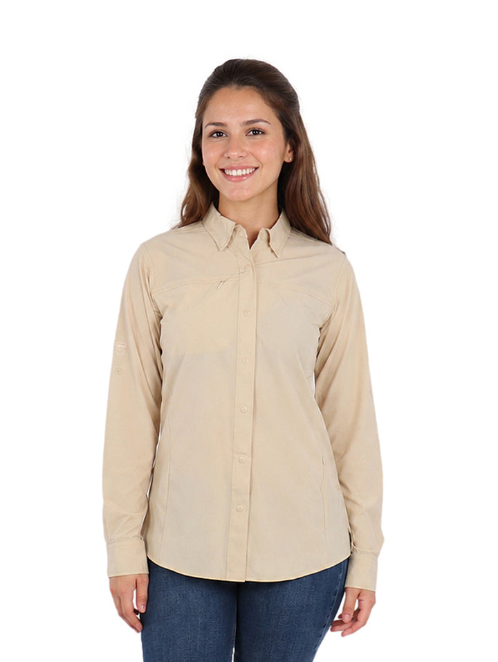 Mujer vistiendo una camisa de manga larga color beige fossil marca UNGA para actividades al aire libre.