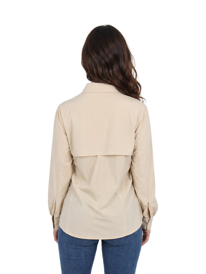 Mujer vistiendo una camisa de manga larga color beige fossil marca UNGA para actividades al aire libre.