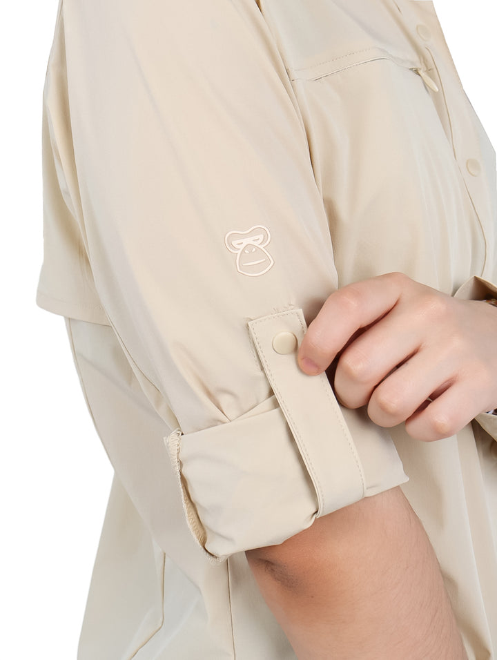 Mujer vistiendo una camisa de manga larga color beige fossil marca UNGA para actividades al aire libre.